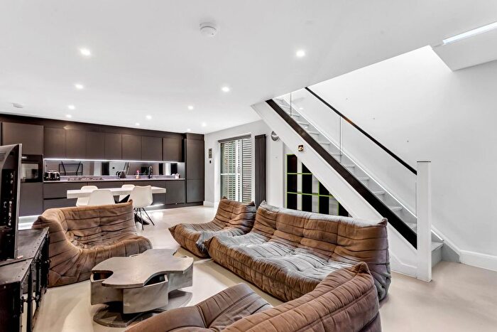 2 Bedroom Flat To Rent In Defoe Road, London, N16