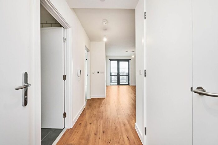 1 Bedroom Flat To Rent In New Road, Dagenham, RM9