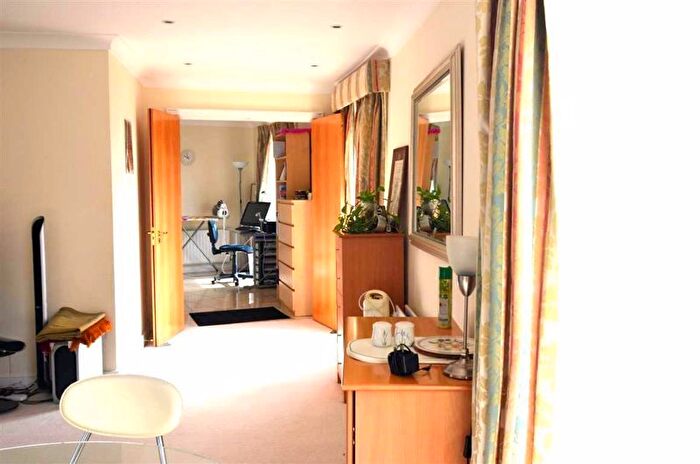 2 Bedroom Flat For Sale In Manbre Road, London, W6