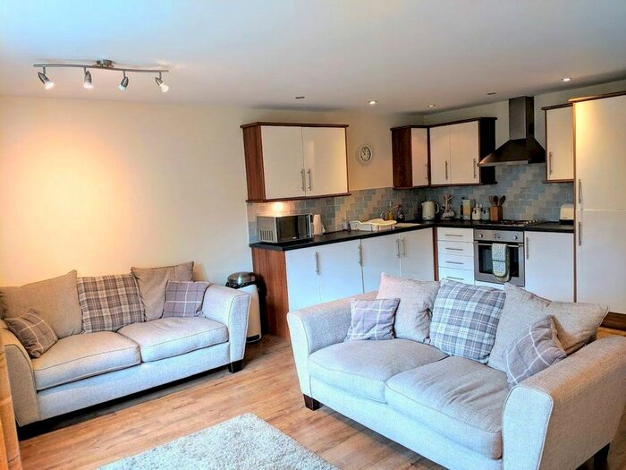 2 Bedroom Flat To Rent In Henconner Lane, Bramley, Leeds, LS13