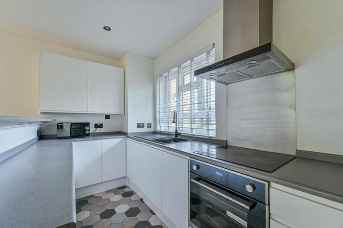 2 Bedroom Flat To Rent In Redlands Way, Brixton Hill, London, SW2
