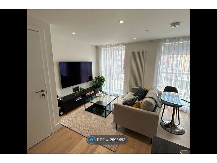 1 Bedroom Flat To Rent In Battersea Park Road, London, SW8