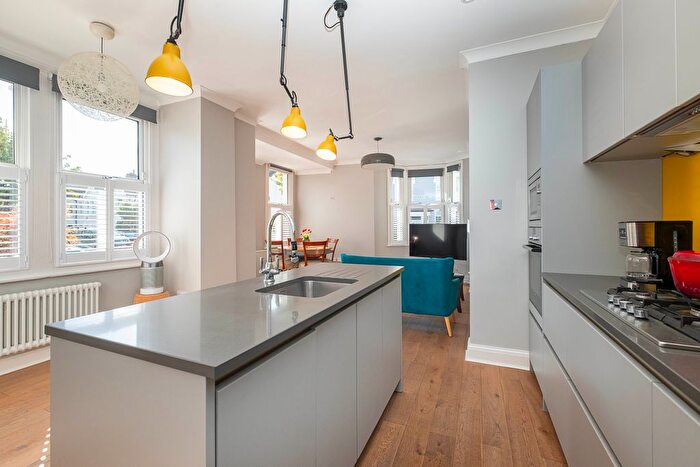 3 Bedroom Flat For Sale In Brookwood Road, London, SW18