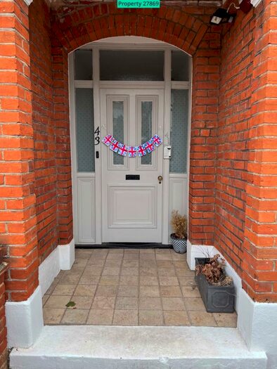 2 Bedroom Flat To Rent In St Floor Flat, Queens Road, Loughton, Essex, IG10