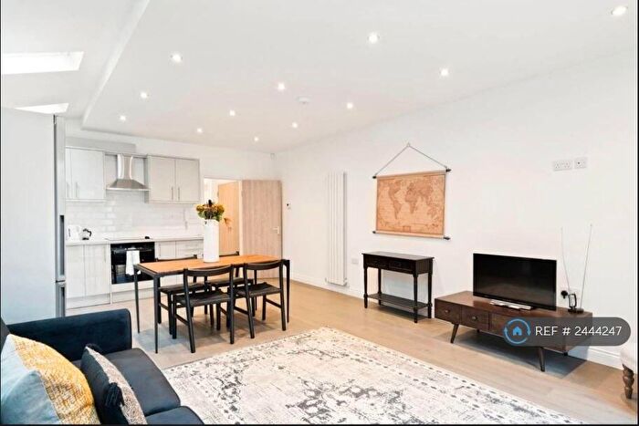 2 Bedroom Flat To Rent In Battersea, London, SW11