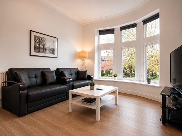 3 Bedroom Flat To Rent In The Crescent, Woodhouse, Leeds, LS6