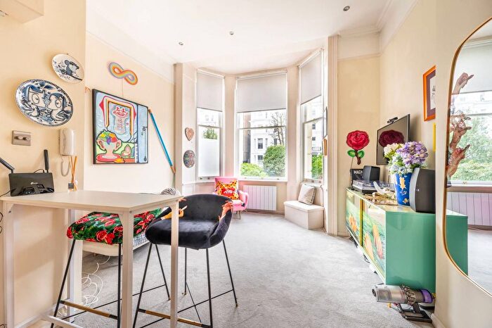2 Bedroom Flat To Rent In Colville Gardens, Westbourne Grove, London, W11
