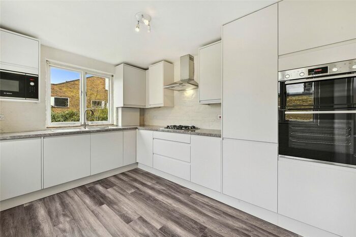 2 Bedroom Flat To Rent In Walham Grove, London, SW6