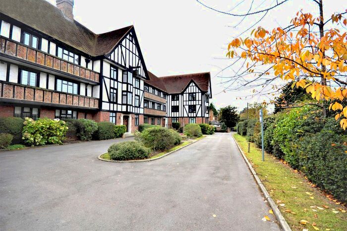 2 Bedroom Flat To Rent In Queens Close, Lammas Lane, Esher, KT10