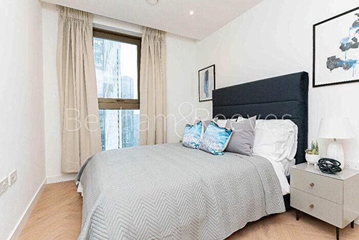 2 Bedroom Apartment To Rent In One Thames Quay, Canary Wharf, E14