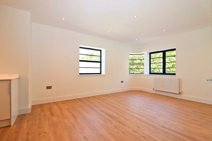 3 Bedroom Flat To Rent In King Charles Road, Berrylands, Surbiton, KT5
