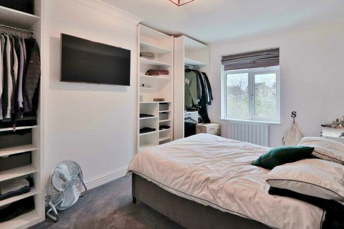 3 Bedroom Flat To Rent In Lynwood Drive, Worcester Park, KT4
