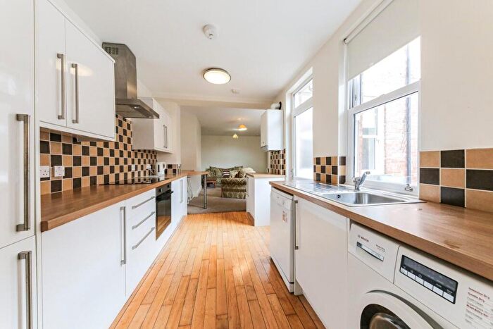 3 Bedroom Flat To Rent In £pppw - Buston Terrace, Jesmond, NE2
