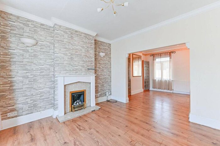 2 Bedroom Flat To Rent In South Lane, New Malden, KT3