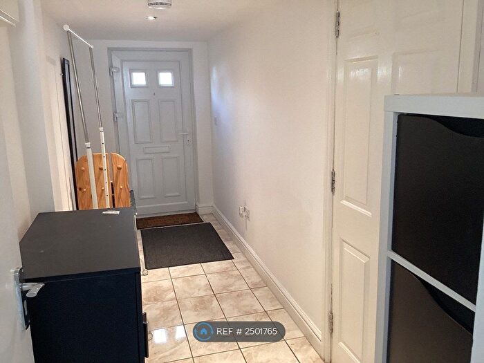 2 Bedroom Flat To Rent In Hereford Road, London, W3