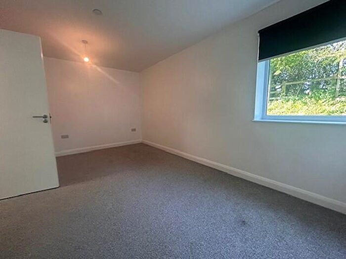 2 Bedroom Apartment To Rent In White Rose Apartments, Luton, Beds, LU1