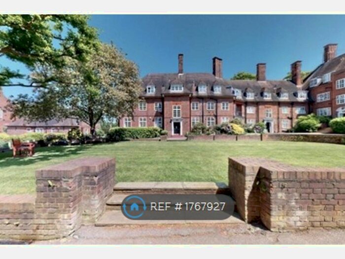 3 Bedroom Flat To Rent In Heathcroft, London, NW11