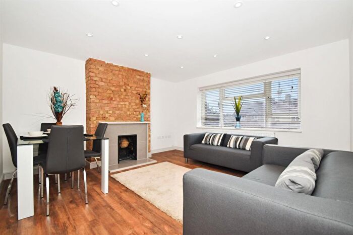 3 Bedroom Flat To Rent In Boyton Close, London, N8