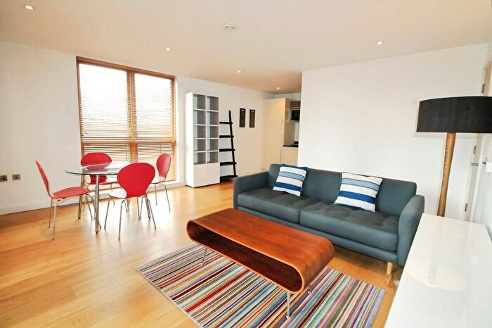 2 Bedroom Flat For Sale In Watermans Place, Wharf Approach, Leeds, LS1