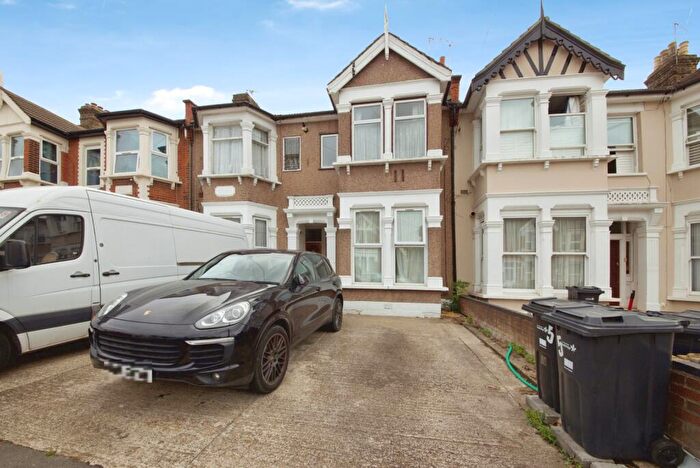 1 Bedroom Flat For Sale In Seymour Gardens, Ilford, IG1