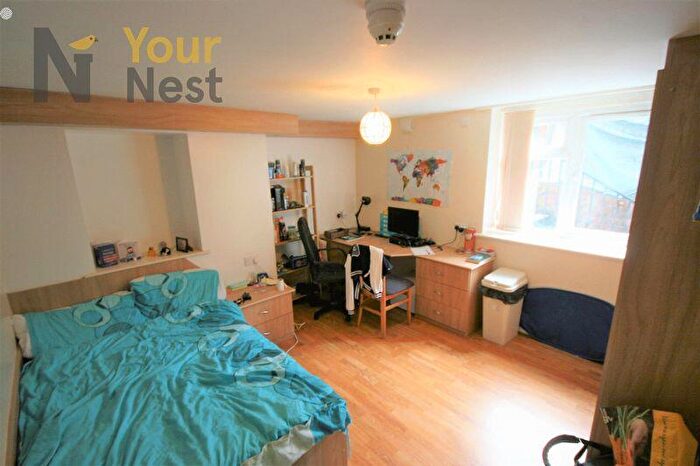 4 Bedroom Flat To Rent In Wood Lane, Garden Flat, Headingley, Leeds, LS6