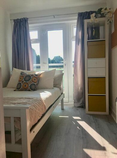 4 Bedroom Flat To Rent In Halesowen House, Meriden Road, PO5