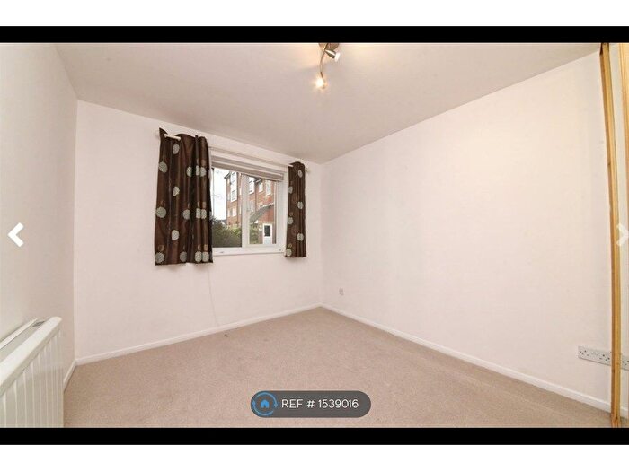 2 Bedroom Flat To Rent In Blackdown Close, East Finchley, N2