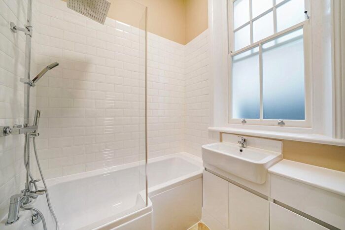 3 Bedroom Flat To Rent In Salusbury Road, London, NW6