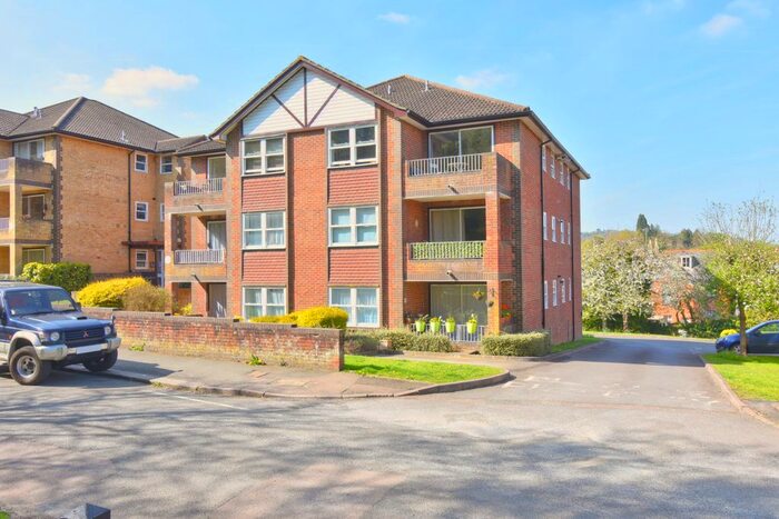 1 Bedroom Flat To Rent In Waterslade, Elm Road, Redhill, RH1