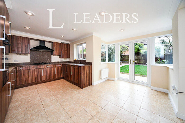 5 Bedroom Detached House To Rent In Badgers Gate -, LU6