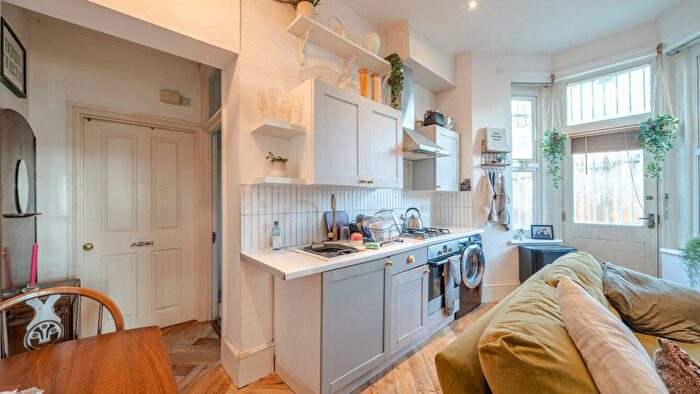 1 Bedroom Flat For Sale In Handsworth Ave, London, E4