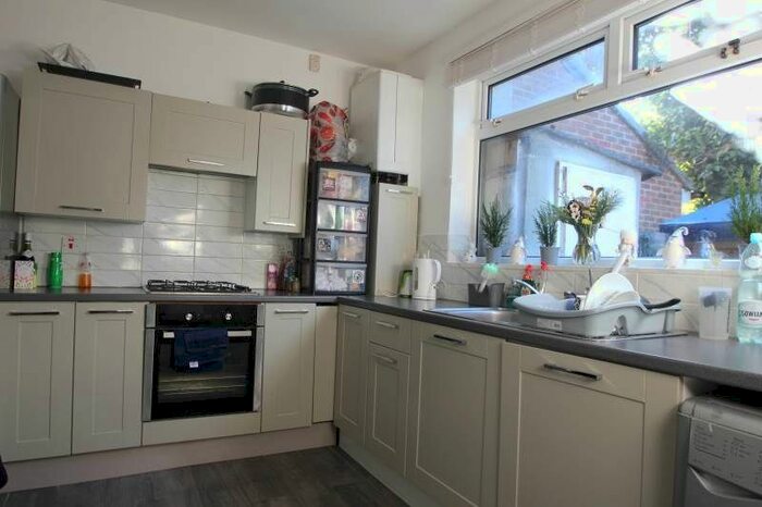 4 Bedroom Flat To Rent In Russell Aveunue, Wood Green N22
