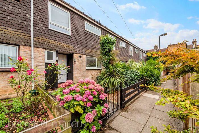 3 Bedroom Flat To Rent In Churchcroft Close, London, SW12