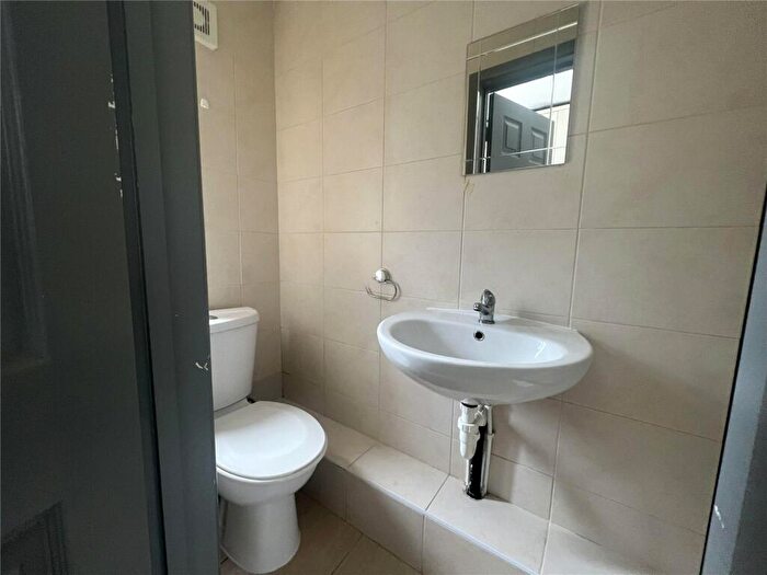 Apartment To Rent In Hunt Street, Old Town, Swindon, Wiltshire, SN1