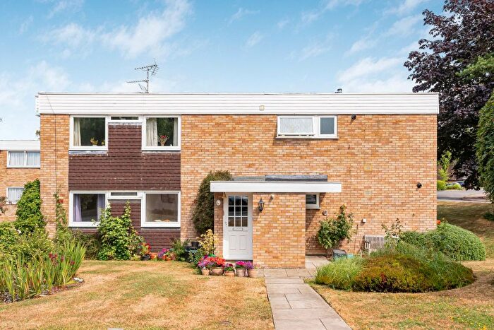 3 Bedroom Flat For Sale In Eastmoor Park, Harpenden, AL5