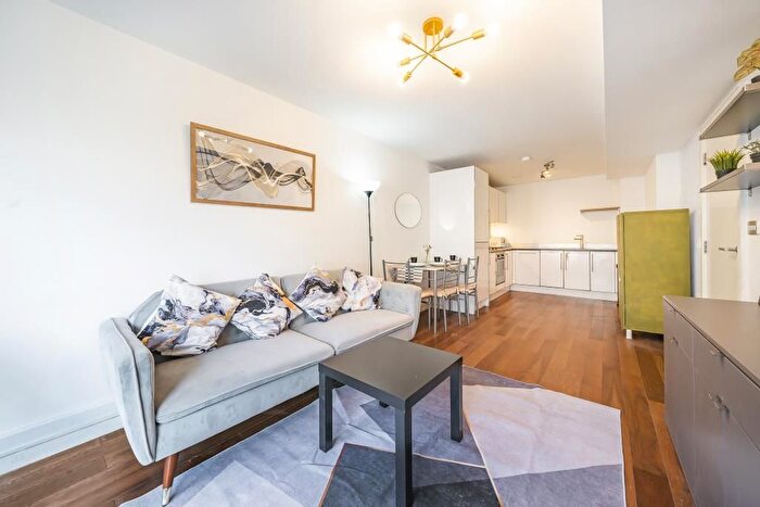 2 Bedroom Flat To Rent In Slough, Berkshire, SL1