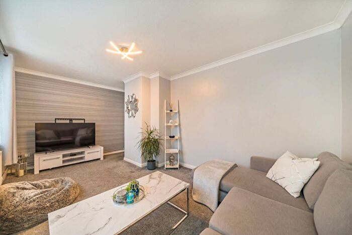 2 Bedroom Flat To Rent In Clarence Lane, Putney, SW15