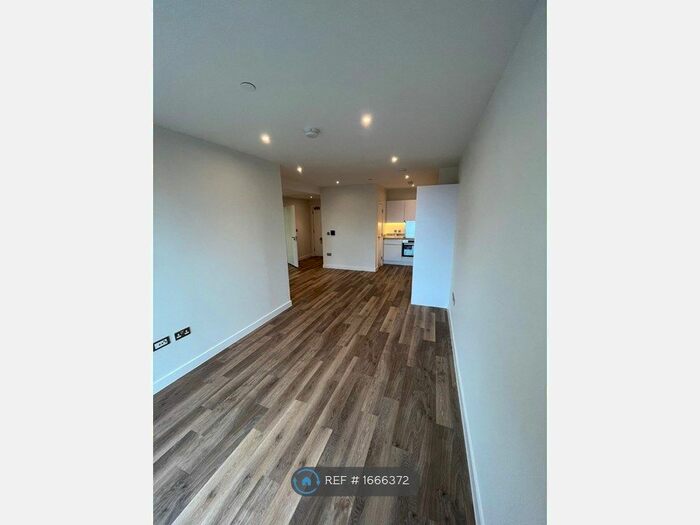 2 Bedroom Flat To Rent In Wood Lane, London, W12
