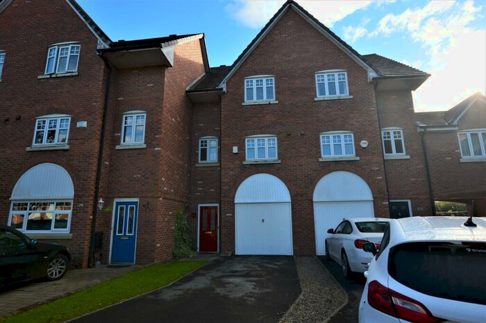 3 Bedroom Town House To Rent In Harbury Close, Bolton, BL3