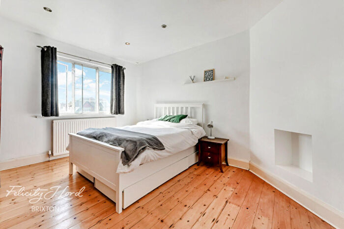 3 Bedroom Flat For Sale In Atkins Road, London, SW12