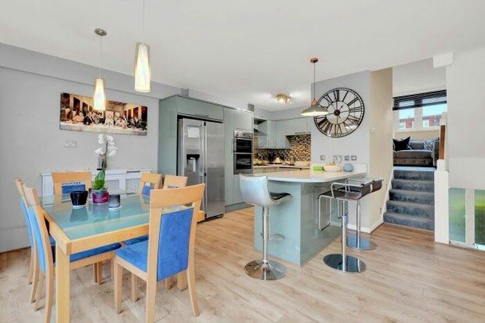 4 Bedroom Property To Rent In Ridgemount, Weybridge, KT13