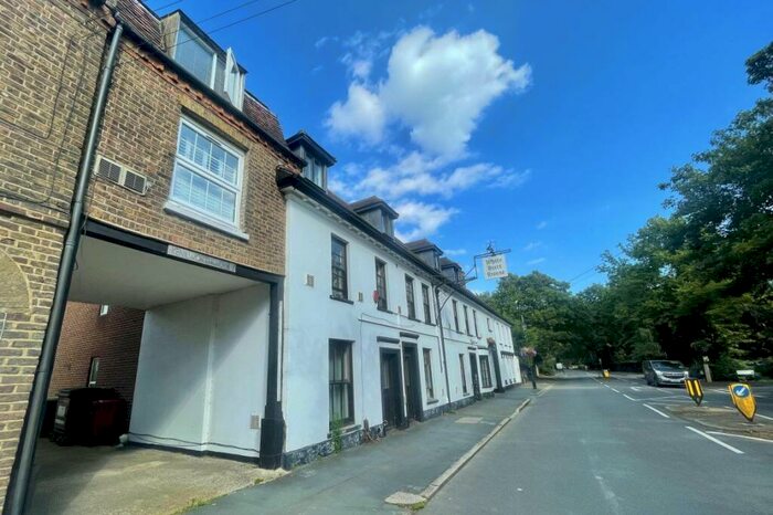 1 Bedroom Flat To Rent In Park Street - Colnbrook, SL3