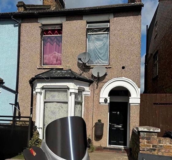 6 Bedroom Terraced House To Rent In Oaklands Road, Hanwell, W7