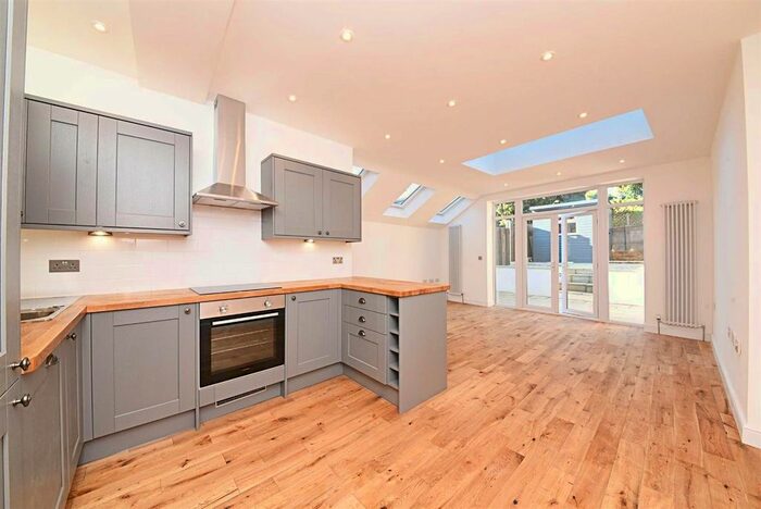 2 Bedroom Flat To Rent In Squires Lane, London, N3