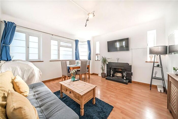 2 Bedroom Flat To Rent In Crownleigh Court, Brixton, SW2