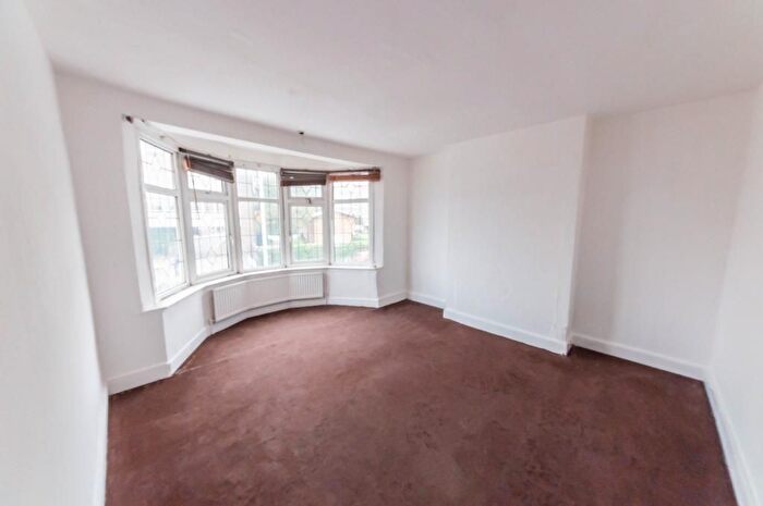 3 Bedroom Terraced House To Rent In Beehive Lane, Ilford, IG1