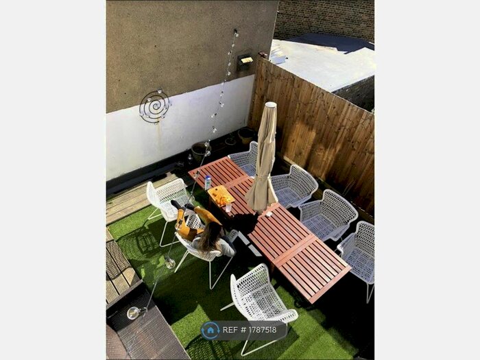 2 Bedroom Maisonette To Rent In Clapham High Street, London, SW4