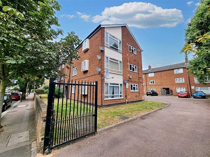 3 Bedroom Flat To Rent In Ryder Court, Leyton, E10