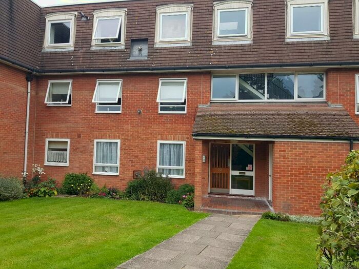 1 Bedroom Flat To Rent In East Street, Epsom, KT17