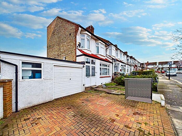 4 Bedroom End Of Terrace House For Sale In Bexhill Road, London, N11
